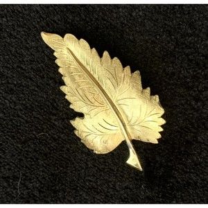 Brooch Leaf Design Vintage Gold Tone Pin